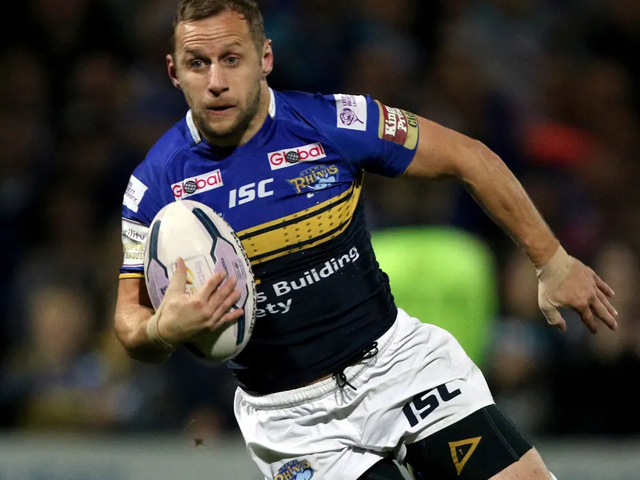 Rob Burrow's running with rugby ball in stadium