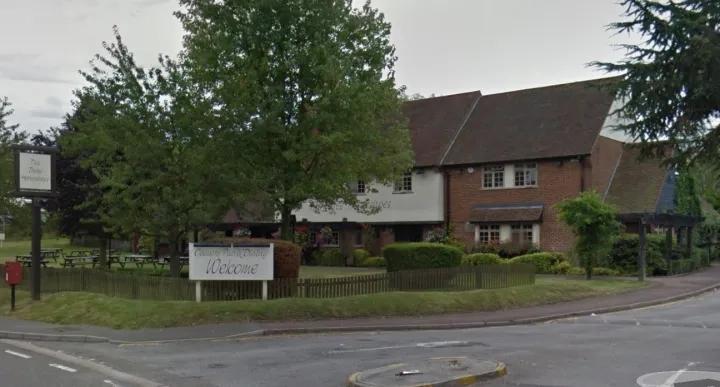A picture of the exterior of the Three Horseshoes Pub.